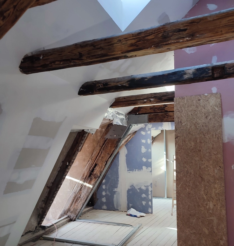 Rekonstrukce Hotelu U Sixtů na Staroměstském náměstí pokračuje