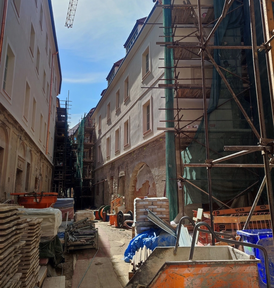 Rekonstrukce Hotelu U Sixtů na Staroměstském náměstí pokračuje