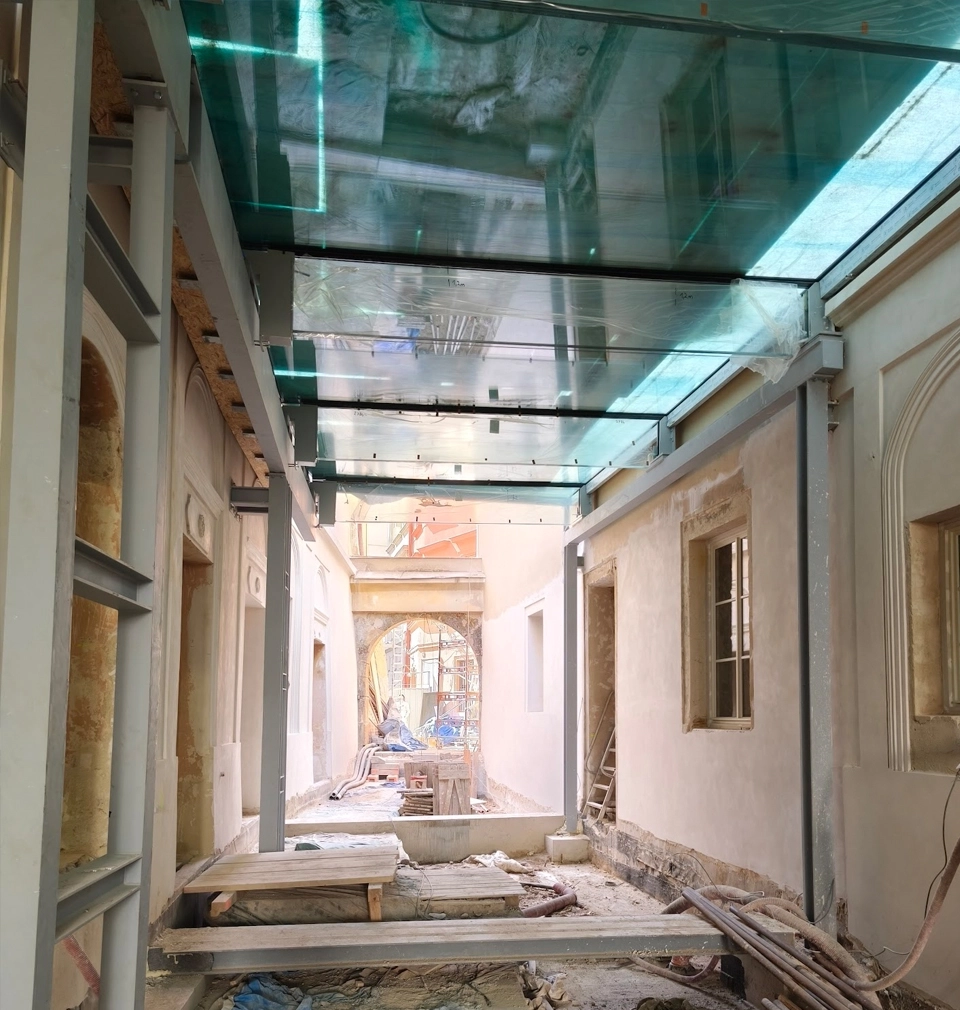 Výstavba Hotelu U Sixtů na Staroměstském náměstí pokračuje