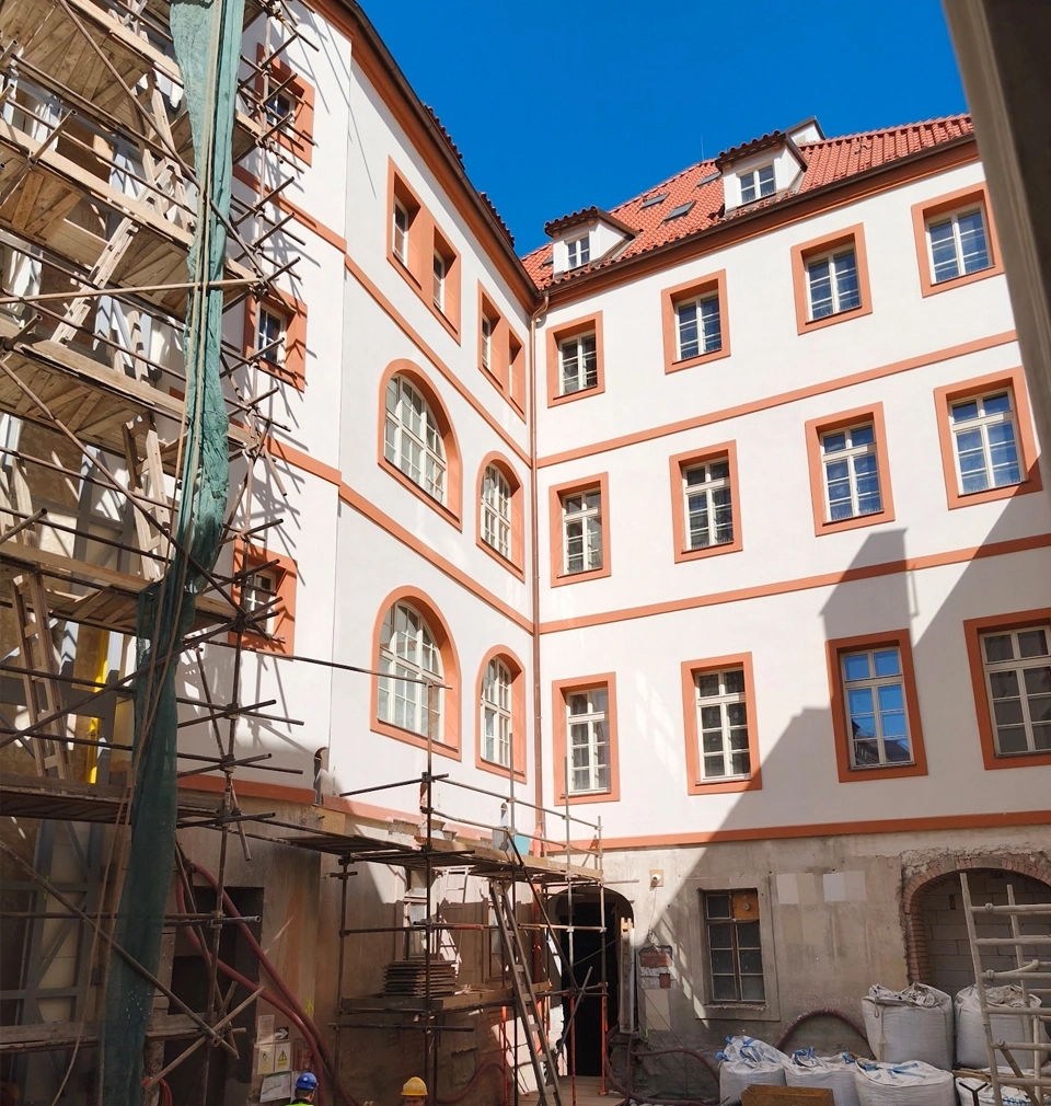 Výstavba Hotelu U Sixtů na Staroměstském náměstí pokračuje